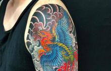 Firebird (tatuazh): kuptimi simbolik është se zogu i zjarrit derdhet mbi robotin Vlasnik