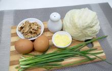 Pripravljena pravilno in okusna solata z zeljem in jajcem